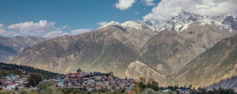 ग्रीष्मकालीन सौर ऊर्जा को संचित कर, शीतकाल में ताप उत्पन्न करने का विलक्षण सुझाव